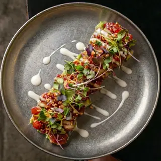 Tartar de Atún, aguacate, cebolla roja, emulsión de leche de tigre