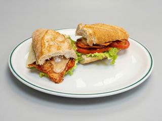 Bocadillo de lomo con ensalada 
