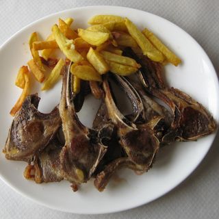 168. Chuletillas de lechal con patatas