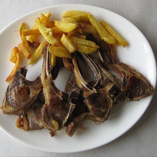 168. Chuletillas de lechal con patatas