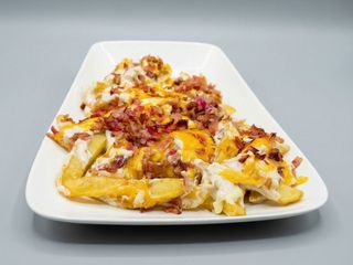Patatas con queso y bacon