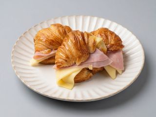 Medialuna con Jamón dulce y queso