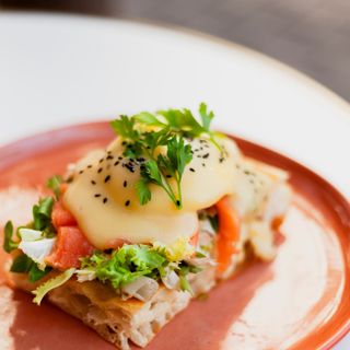 Tostada Benedict Salmón