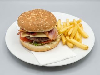 hamburguesa de ternera con  queso cheddar tomate y lechuga 