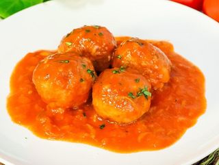 Albóndigas en Salsa Jardinera (10 uds) + Patatas