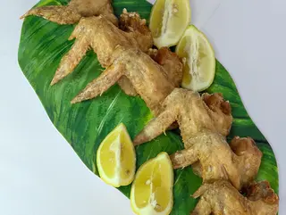 Alas de Pollo al Toque de Sal + Patatas