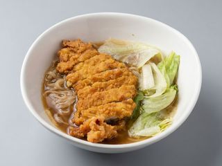 Sopa de fideo con pechuga de pollo (鸡排面)