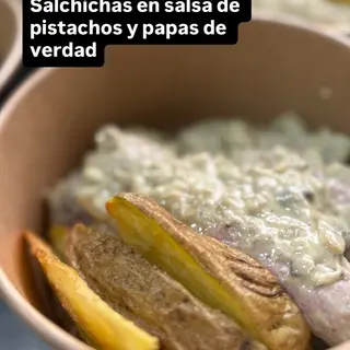 Salchichas con salsa de pistachos y papas de verdad