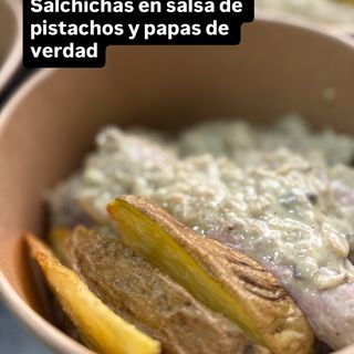 Salchichas con salsa de pistachos y papas de verdad