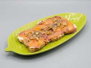 Tostada De Salmón Con Queso Crema Y Nueces