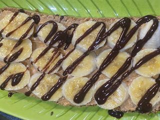 Tostada de crema de cacahuete