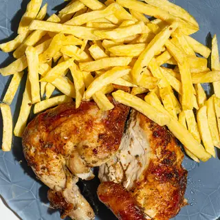 Medio Pollo Asado Con Media Ración De Patatas