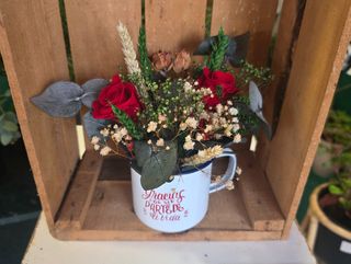 Taza con mensaje de flor seca y deshidratada