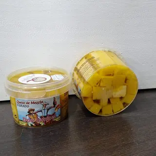 Queso de mezcla curado  de vaca y cabra  en aceite oliva virgen 