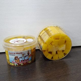 Queso de mezcla curado  de vaca y cabra  en aceite oliva virgen 