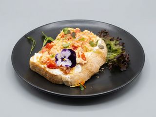 Tostada de queso feta y tomate cherry (2 Uds.)