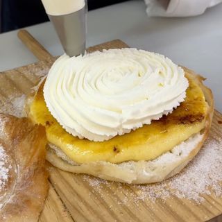 Ensaimada de crema y nata 