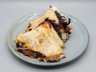 Quesadilla De Flor De Hibiscus Salteadas Con Cebolla