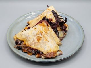 Quesadilla De Flor De Hibiscus Salteadas Con Cebolla