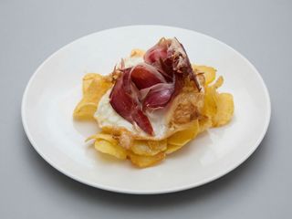 Ous ferrats de Calaf amb pernil i patates