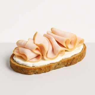 Tostada de tomate y pavo natural