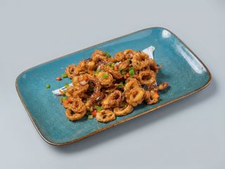 Calamares crujientes sabor sal y pimenta.