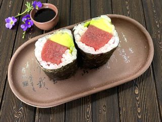 Maki Atún Con Aguacate (8 Uds.)