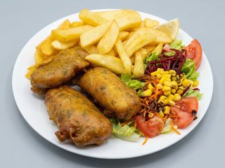 Churros de pescado con papas fritas y ensalada mixta