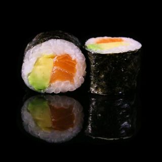 Maki Salmón y Aguacate.