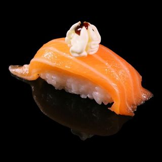 Nigiri Salmón con Queso.