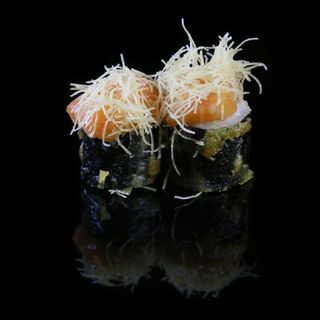 Maki Tempurizado De Salmón Picante.