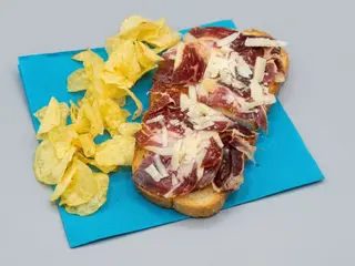 Jamón ibérico con tomate y lascas de pecorino