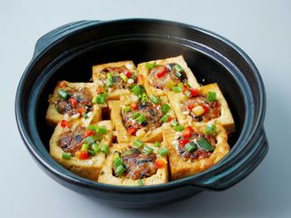 Arroz con tofu, berenjena y chile relleno de carne