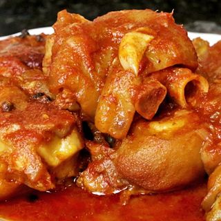 Manitas de cerdo a la vizcaina