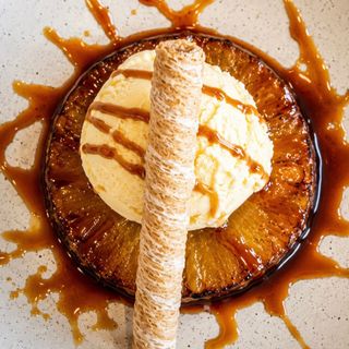 Piña asada con helado de vainilla