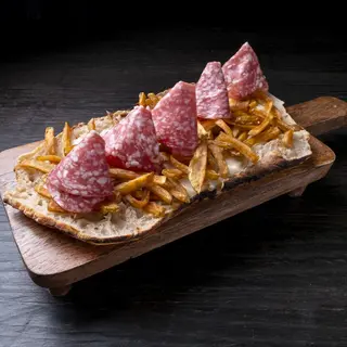 Bruschettone Con Salami Y Papas Fritas