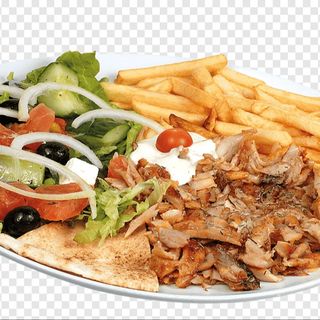 Ensalada,patatas, carne y salsa