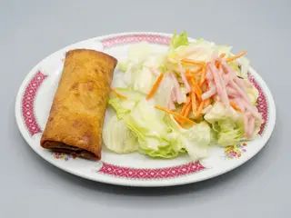 Ensalada Con Rollo De Primavera