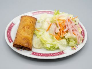 Ensalada Con Rollo De Primavera