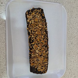 Churro de chocolate y crema y almendras .