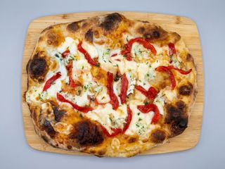 BACALAO, PIQUILLO, HIERBAS DEL MEDITERRÁNEO Y MOZZARELLA