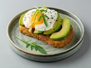 Tostada aguacate laminado y huevo a la plancha