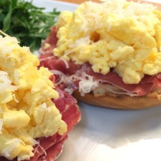 Entera Mollete gallego/aceite/tomate/jamón de lonchas /huevos revueltos