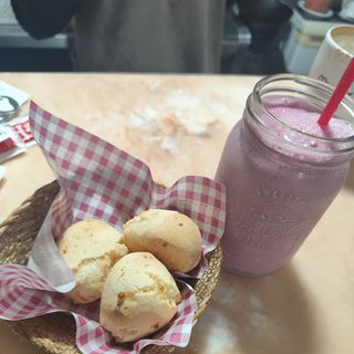 Yogur De Frutas Y Pan De Yuca (3 Uds.)