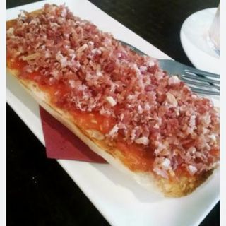 Tostadas entera con jamón de pisquitos