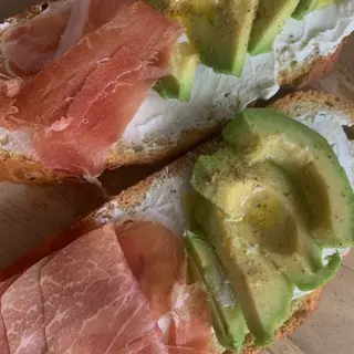 Tostada entera lino /jamón lonchas/aguacate y Philadelphia