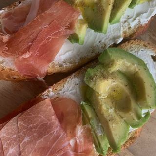 Tostada entera lino /jamón lonchas/aguacate y Philadelphia