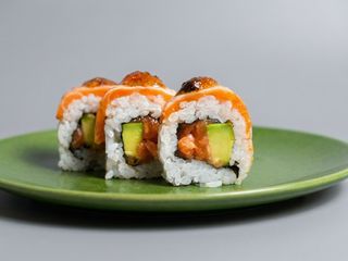 Californiana roll salmón trufa
