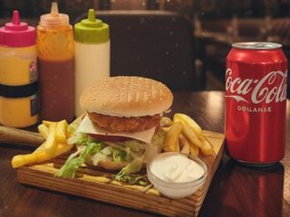 MENÚ HAMBURGUESA DE POLLO CORIGENTE CRISPY