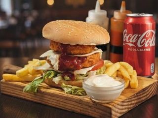 MENÚ HAMBURGUESA DOBLE DE POLLO CORIGENTE CRISPY